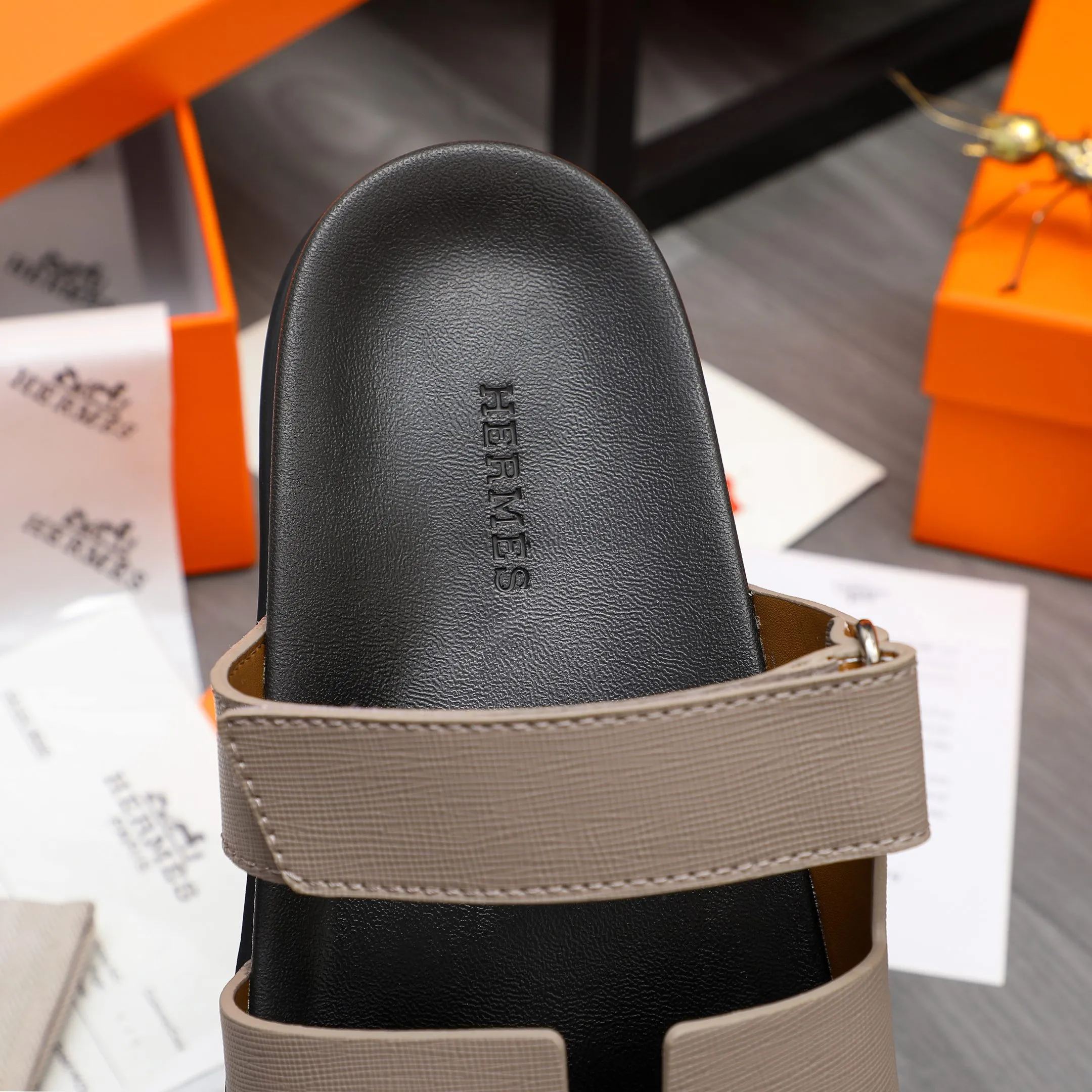 Men's shoes 💰340 Product trademark: Hermes "Hermes" Couple's slippers Regular size: 36-46 Product material: Selected vertical grain cowhide upper, microfiber lining, original outsole